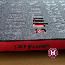 Afbeelding in Gallery-weergave laden, The Art of Sine Qua Non - luxe boek 250 pagina's